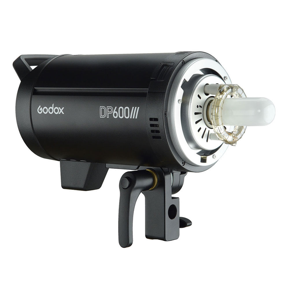 1582637384_756 Godox DP600III, musta studiostroboskooppivalaisin, jossa on näkyvä salamaputki, on asennettu kääntyvään kiinnikkeeseen ja näytetään valkoista taustaa vasten.
