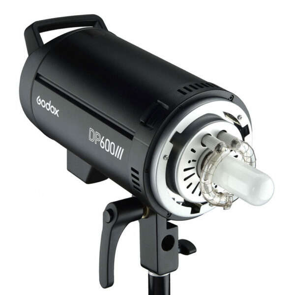 Godox DP600III on jalustalle sijoitettu musta studiosalamavalaisin, jossa on näkyvä lamppu ja suojaava etukansi.