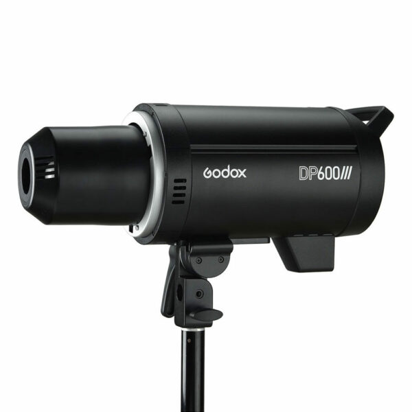 Mustaksi viimeistelty Godox DP600III -studiostroboskooppivalaisin on asetettu jalustalle vasemmalle päin, ja sen kyljessä näkyy tuotemerkki ja mallin nimi.