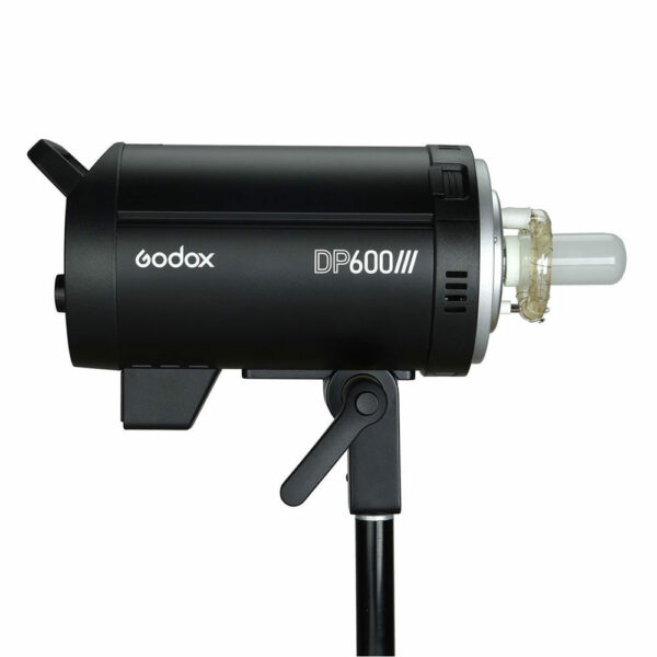 Musta Godox DP600III -studiostrobovalo on asennettu valotelineeseen, ja se näkyy sivulta valkoista taustaa vasten. Laitteessa on näkyvä lamppu ja sen rungossa on sen tuotemerkin etiketti.