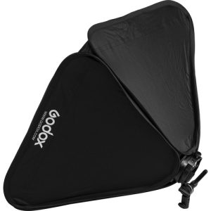 Musta, kolmionmuotoinen Godox S2 -tyyppinen Bracket Bowens, jossa on näkyvä tuotenimi, osittain taitettuna ja kiinnitettynä 60x60cm softboxin kiinnikkeeseen.