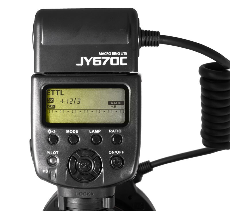 Lähikuva Viltrox JY 670C Canon Ringflash -valaisimesta, jossa näkyy sen digitaalinen näyttö ja ohjauspainikkeet sekä oikealta puolelta ulos ulottuva kierrejohto.