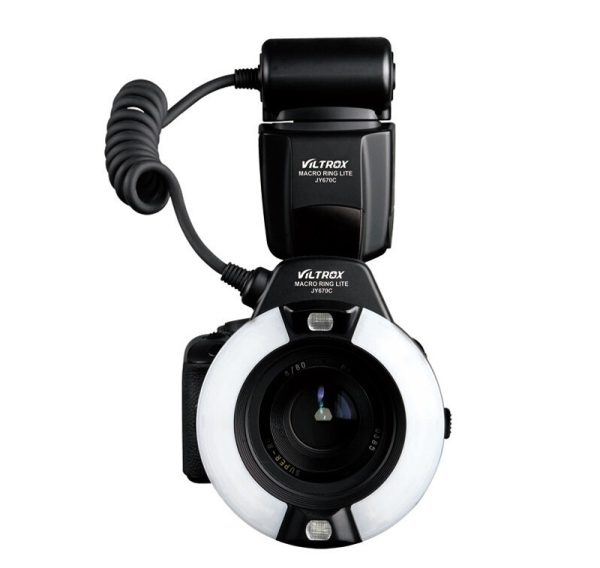 Ammattikäyttöön tarkoitettu kamera, jossa on objektiivin ympärille asennettu Viltrox JY 670C Canon Ringflash -salama, joka on kytketty kierrekaapelilla kameran päällä olevaan ohjausyksikköön.
