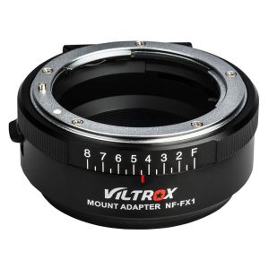 Lähikuva Viltrox Nikon F - FX1 -objektiiviasennussovittimesta, jossa näkyy hopeanvärinen ja musta rengas, jossa on aukkomerkinnät (F, 8, 7, 6, 5, 4, 3, 2) sekä etupuolelle painettu Viltroxin logo ja mallinimi.