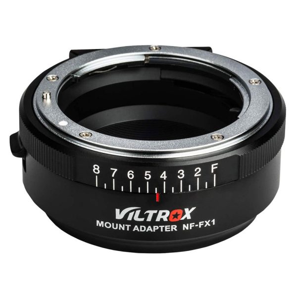 Lähikuva Viltrox Nikon F - FX1 -objektiiviasennussovittimesta, jossa näkyy hopeanvärinen ja musta rengas, jossa on aukkomerkinnät (F, 8, 7, 6, 5, 4, 3, 2) sekä etupuolelle painettu Viltroxin logo ja mallinimi.