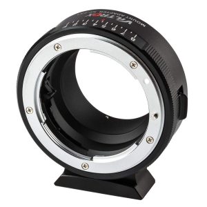 Lähikuva Viltrox Nikon F - FX1 -objektiivin kiinnityssovittimesta, jossa on musta ja hopeinen muotoilu, numeroitu asteikko yläosassa ja pieni kiinnitysjalka pohjassa.