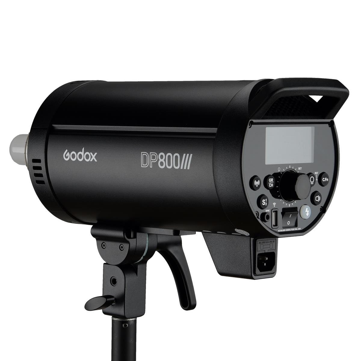 1594299269_024 Mustan värinen Godox DP800III -studiostroboskooppivalaisin on asennettu jalustalle, ja sen takaosan ohjauspaneelissa on painikkeet ja digitaalinen näyttö.