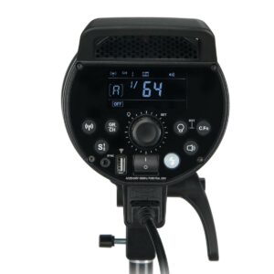 Lähikuva Godox DP800III -studiostrobotin takapaneelista, jossa on digitaalinäyttö "64", useita painikkeita, valitsimia ja portteja asetusten säätöä varten, kaikki asennettuna jalustalle.