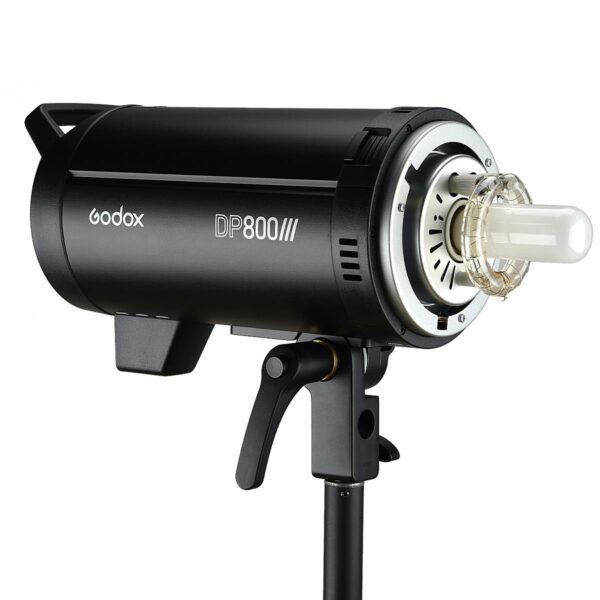 Musta Godox DP800III -studiostroboskooppivalaisin, jossa on näkyvä kirkas lamppu, asennettu jalustalle ja kuvattu valkoista taustaa vasten.