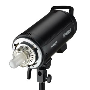 Godox DP1000III musta studiostrobovalo, jossa on näkyvä salamaputki ja mallinnuslamppu, on asennettu valotelineeseen valkoista taustaa vasten.