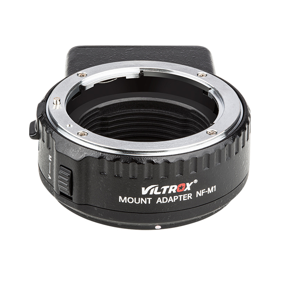 Viltrox Nikon F - M1 -objektiivin kiinnityssovitin näkyy valkoisella pohjalla, ja sen metallirengas, musta runko ja näkyvä lukitusmekanismi ovat näkyvissä.