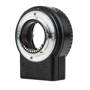 Lähikuva Viltrox Nikon F - M1 -objektiiviasennussovittimesta, jossa on musta kuvioitu runko ja metallirengas, pystyssä valkoisella pohjalla.