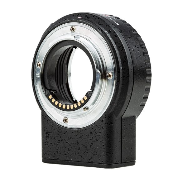 Lähikuva Viltrox Nikon F - M1 -objektiiviasennussovittimesta, jossa on musta kuvioitu runko ja metallirengas, pystyssä valkoisella pohjalla.
