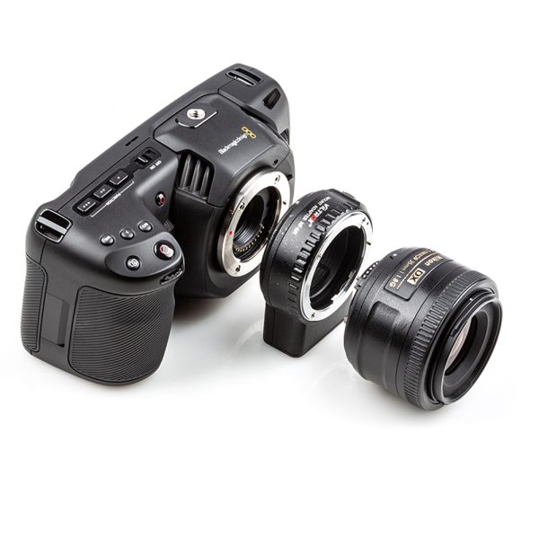 Blackmagic Pocket Cinema Camera, jonka objektiivikiinnitys on paljastettu, Viltrox Nikon F-M1 -objektiivin kiinnityssovitin ja irrotettu Nikon-kameran objektiivi näkyvät valkoisella pohjalla.