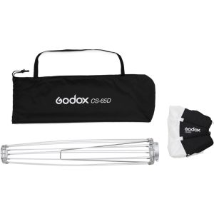 Godox CS65D Lantern Softbox 65cm -pakkaus sisältää mustan kantolaukun, kokoontaitetun metallikehyksen ja kokoontaitetun mustavalkoisen diffuusorin, jotka on esitetty valkoisella pohjalla.