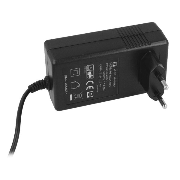 Viltrox AC-adapteri (VL200T / VL300T / VL500T) on musta, litteä, suorakaiteen muotoinen AC/DC-verkkolaite, jossa on kaksipiikkinen pistoke ja johto. Sen etiketissä näkyvät tekniset tiedot, sertifiointisymbolit ja "Made in China".