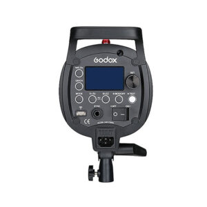 Godox QT400II M -studiostroboskooppivalaisimen takanäkymä, jossa näkyy ohjauspaneeli painikkeineen, sininen LCD-näyttö, säätönuppi, virtakytkin, syöttöliitännät ja kiinnike valkoista taustaa vasten.