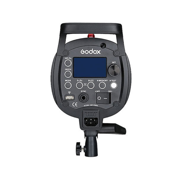 Godox QT400II M -studiostroboskooppivalaisimen takanäkymä, jossa näkyy ohjauspaneeli painikkeineen, sininen LCD-näyttö, säätönuppi, virtakytkin, syöttöliitännät ja kiinnike valkoista taustaa vasten.