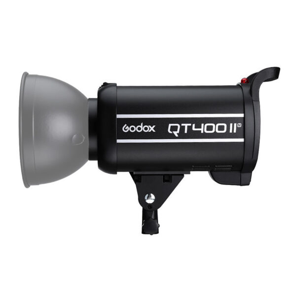 Musta Godox QT400II M -studiostroboskooppivalaisin, jossa on harmaa heijastin ja kiinnitysteline, näkyy sivukuvassa valkoista taustaa vasten.