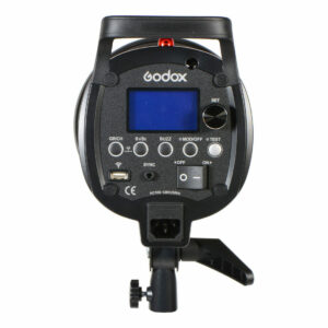 Kuvassa on Godox QS1200II -studiostrobotin takapaneeli, jossa on digitaalinen näyttö, ohjauspainikkeet, virtakytkin, portit, säätönupit ja Godoxin logo yläreunassa.
