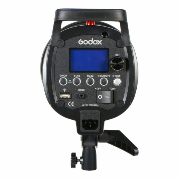Kuvassa on Godox QS1200II -studiostrobotin takapaneeli, jossa on digitaalinen näyttö, ohjauspainikkeet, virtakytkin, portit, säätönupit ja Godoxin logo yläreunassa.