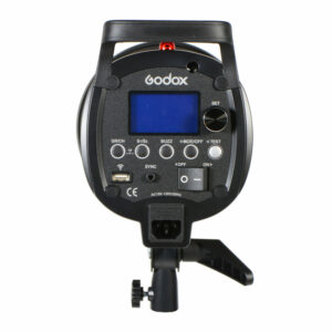 Godox QS800II -studiostroboskooppivalaisimen takanäkymä, jossa on digitaalinen näyttö, pyöreät ohjauspainikkeet, portit ja kiinnitysteline valkoista taustaa vasten.