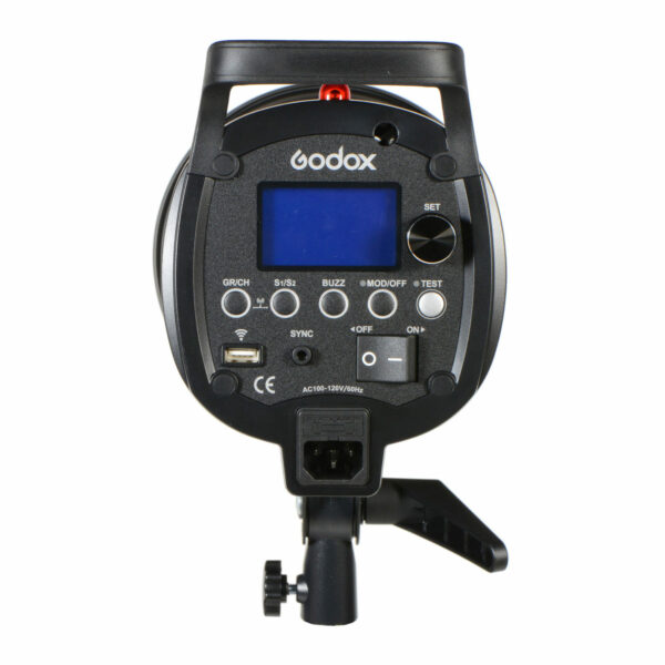 Godox QS800II -studiostroboskooppivalaisimen takanäkymä, jossa on digitaalinen näyttö, pyöreät ohjauspainikkeet, portit ja kiinnitysteline valkoista taustaa vasten.
