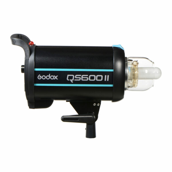Godox QS600II on musta studiostroboskooppivalaisin, jossa on kahva, kiinnitysteline ja valotettu salamaputki valkoista taustaa vasten.