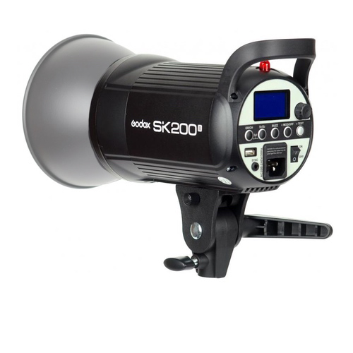 1603176897_389 Godox SK200II on musta studiostrobovalaisin, jossa on hopeinen heijastin, ohjauspaneeli, LCD-näyttö ja kahva, joka on suunniteltu ammattimaiseen valokuvaukseen.