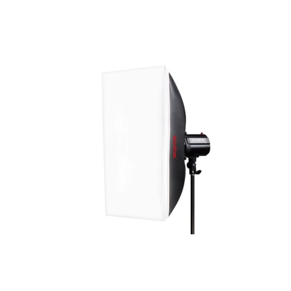 Godox Universal Softbox Mount + Grid 50x70cm asennettuna mustaan jalustaan, jossa on suorakulmainen valkoinen diffuusori, eristettynä valkoiselle taustalle.