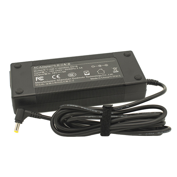 Viltrox AC-adapteri VLD85T on musta adapteri, jossa on virtajohto ja suorakulmainen pistoke, ja sen yläosassa on etiketti, jossa näkyvät tekniset tiedot ja valmistajan tiedot. Niputettu kaapeli on kiinnitetty tarranauhalla.