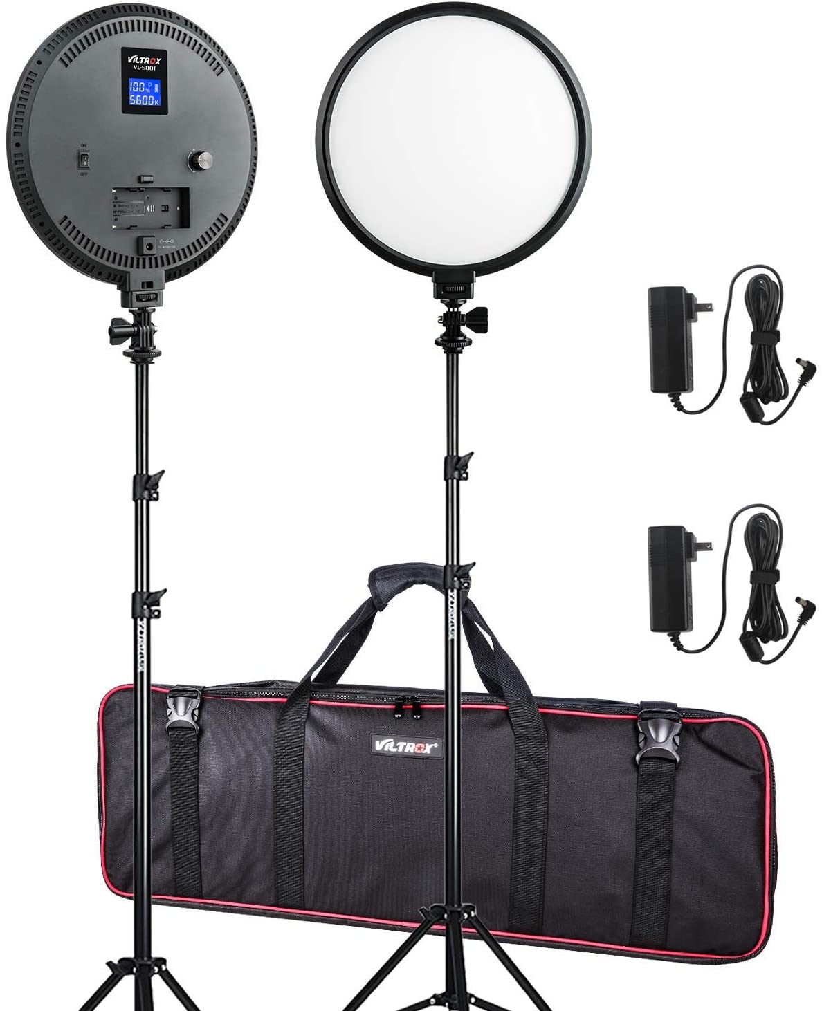 Viltrox VL 500T LED Light Duo Kit sisältää kaksi pyöreää LED-studiovaloa säädettävällä jalustalla, kaksi virta-adapteria johdoilla ja mustan kantolaukun, jossa on kahva ja punainen reunus.