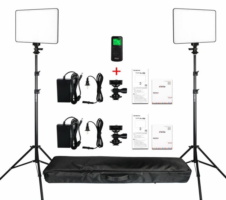 Viltrox VL 400T LED Light Duo Kit sisältää kaksi suorakulmaista LED-valoa jalustoilla, kaksi virtalähdettä, kaksi kuulapääkiinnikettä, kaukosäätimen, käyttöohjeet ja mustan kantolaukun - kaikki valkoisella pohjalla.
