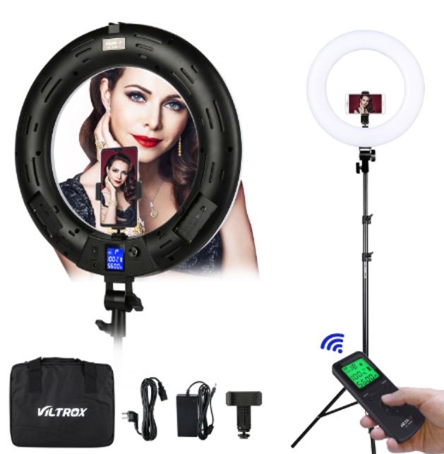 Viltrox VL 600T Lightstand Kit -rengasvalo sisältää rengasvalon digitaalisilla säätimillä, kaukosäätimen, jalustan, naisen muotokuvaa esittävän puhelimen pidikkeen, virtalähteet ja Viltrox-kantolaukun. Valaisin on kuvassa sekä valaistuna että valaisemattomana.