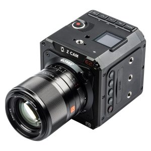 Z CAM E2 -ammattikäyttöön tarkoitettu elokuvakamera, johon on liitetty Viltrox E - Z CAM Autofocus Adapter, jossa on kuutiomainen musta runko, painikkeet, pieni näyttö ja sivukiinnityspisteet.