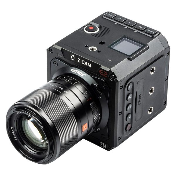 Z CAM E2 -ammattikäyttöön tarkoitettu elokuvakamera, johon on liitetty Viltrox E - Z CAM Autofocus Adapter, jossa on kuutiomainen musta runko, painikkeet, pieni näyttö ja sivukiinnityspisteet.