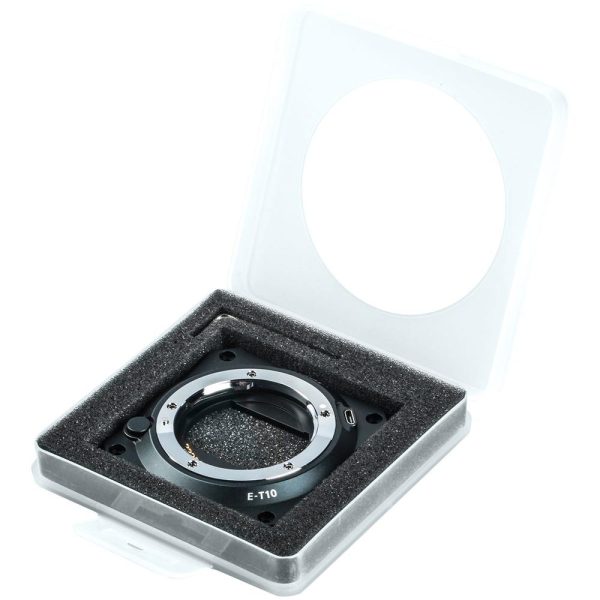 Viltrox E - Z CAM Autofocus Adapter on harmaassa vaahtomuovipehmustetussa muovikotelossa, jossa on läpinäkyvä kansi, joka on avattu ja jonka sisällä on metallinen sovitin, jossa on merkintä E-T10.