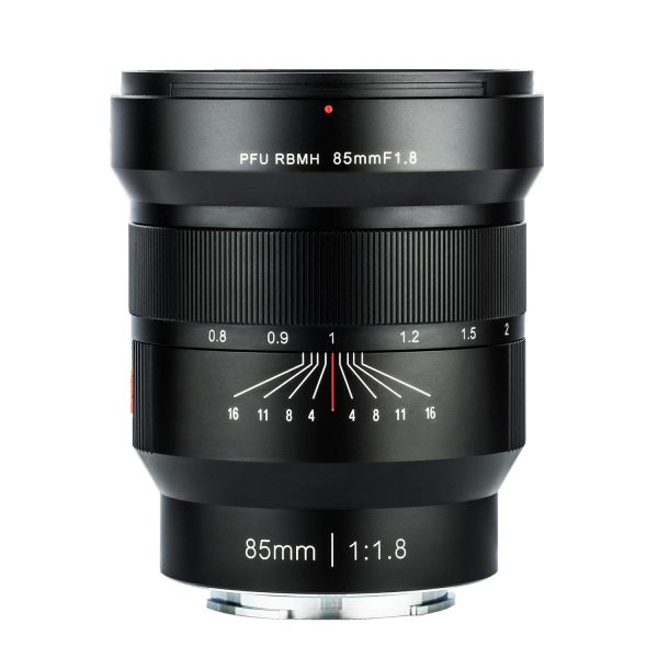 Viltrox MF 85mm f/1.8 PFU RBMH -objektiivi Sonylle on musta objektiivi, jossa on etäisyys- ja aukkomerkinnät, leveä tarkennusrengas ja tyylikäs metallinen viimeistely valkoista taustaa vasten.