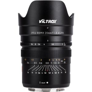 Viltrox MF 20mm f/1.8 -objektiivi Nikon Z:lle on varustettu merkityillä tarkennusrenkailla ja aukkorenkailla, suojaavalla hupulla sekä valkoisilla, punaisilla ja keltaisilla mittamerkinnöillä.
