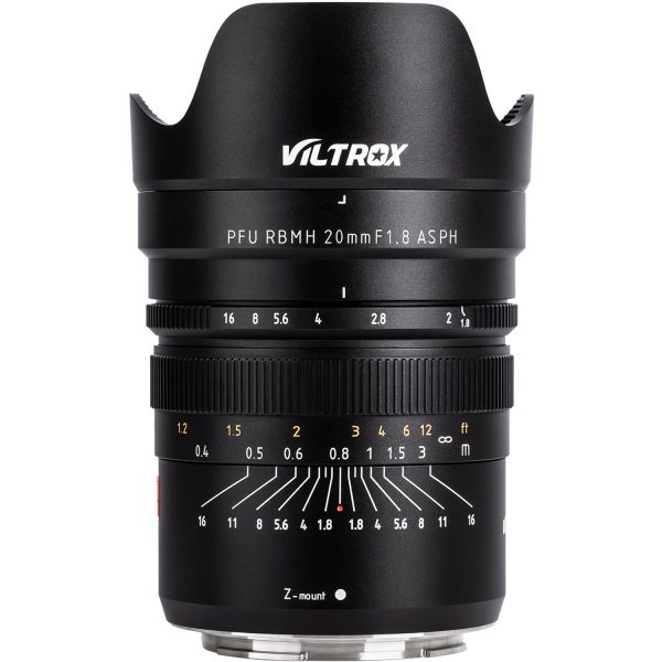 Viltrox MF 20mm f/1.8 -objektiivi Nikon Z:lle on varustettu merkityillä tarkennusrenkailla ja aukkorenkailla, suojaavalla hupulla sekä valkoisilla, punaisilla ja keltaisilla mittamerkinnöillä.