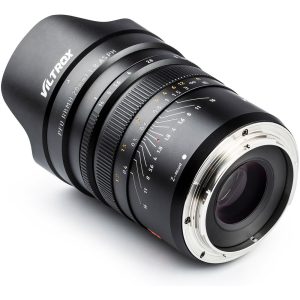 Lähikuva Viltrox MF 20mm f/1.8 -objektiivista, Nikon Z, jossa korostuvat tarkennusrenkaat, aukkorenkaat, mittausmerkinnät ja objektiivin kiinnitys.