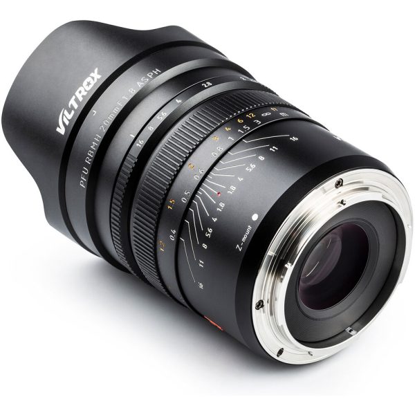 Lähikuva Viltrox MF 20mm f/1.8 -objektiivista, Nikon Z, jossa korostuvat tarkennusrenkaat, aukkorenkaat, mittausmerkinnät ja objektiivin kiinnitys.