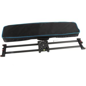 Viltrox 80cm Carbon Fiber Track Dolly Rail Slider, jossa on liukuva kiinnitys, on kuvassa mustassa kantolaukussa, jossa on sininen reunus, molemmat valkoista taustaa vasten.