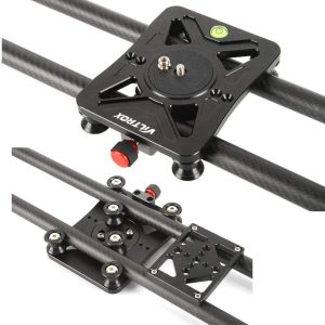 Lähikuva mustasta Viltrox 80cm Carbon Fiber Track Dolly Rail Sliderista, jossa on kiinnityslevy ja vesivaaka sulavaa liikettä varten kaksoiskiskiskoilla, kahdesta kulmasta valkoista taustaa vasten.