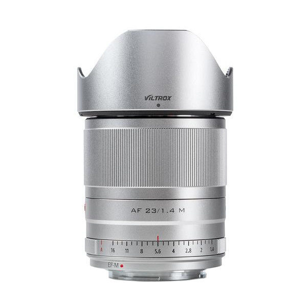 Fuji X:lle tarkoitetussa hopeisessa Viltrox AF 23mm f/1.4 -objektiivissa on huppu, tarkennusrengas ja aukkoasteikko f/1.4:stä f/16:een, kaikki modernissa metallisessa viimeistelyssä.