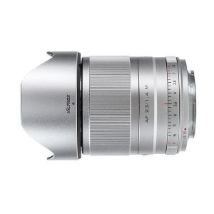 Hopeinen Viltrox AF 23mm f/1.4 -objektiivi Fuji X:lle, kuvassa huppu, manuaali-/automaattitarkennustilat, näkyvät aukkomerkinnät ja uurrettu tarkennusrengas, kuvattu valkoisella taustalla.