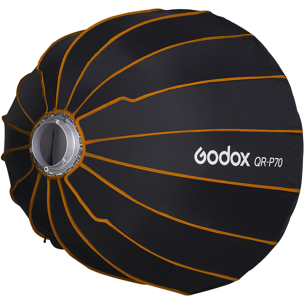 Musta Godox Quick Release Parabolic Softbox QR P70 Bowens, jossa on oranssit saumat, näkyy sivulta, jolloin sen pyöreä muoto, hopeinen kiinnitysrengas ja näkyvä Godoxin logo ja mallinimi kankaassa korostuvat.