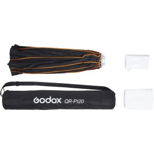 Taitettu Godox Quick Release Parabolic Softbox QR P120 Bowens mustana ja oranssina, kaksi valkoista diffuusiokangasta ja musta kantolaukku olkahihnalla ovat esillä valkoisella pohjalla.