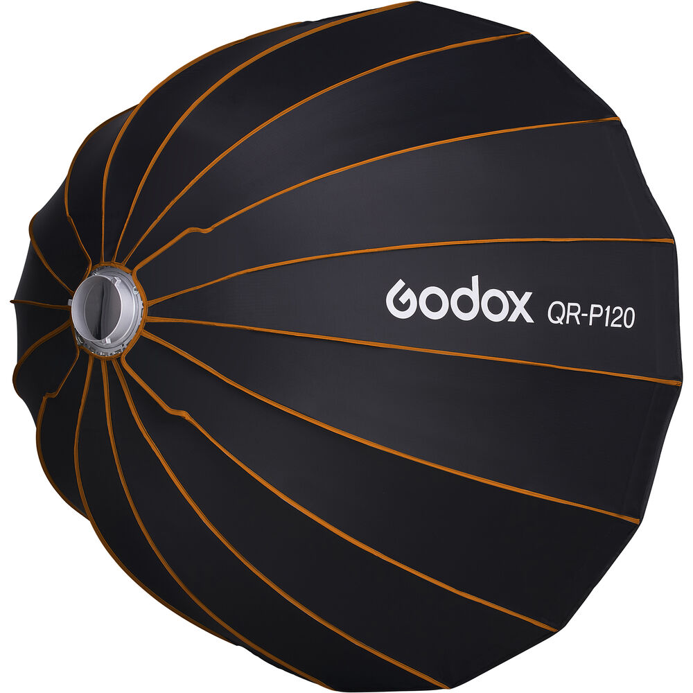 Musta Godox Quick Release Parabolic Softbox QR P120 Bowens, jossa on oranssit kylkiluut, näkyy sivulta, ja kankaaseen on painettu tuotemerkki ja malli valkoisella.