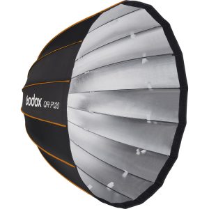 Suuri musta ja hopeinen Godox Quick Release Parabolic Softbox QR P120 Bowens oransseilla korostuksilla, jota käytetään valon hajottamiseen valokuvauksessa ja videokuvauksessa.